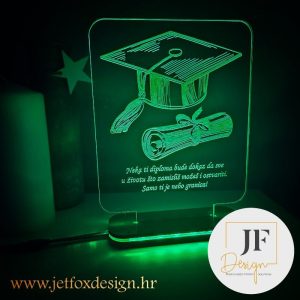 Personalizirana akrilna lampa s 3D efektom za promociju. Dodajte ime, titulu i unikatni tekst s motivom diplome i kape – savršen poklon za diplomanta.