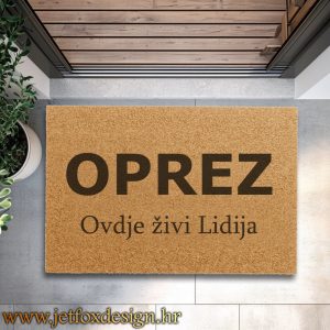 Personalizirani otirač s natpisom "OPREZ, ovdje živi..." i imenom po izboru, unikatni dodatak za dom