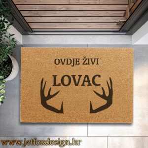 Unikatni personalizirani otirač s natpisom "Ovdje živi lovac" i motivom jelenskih rogova, savršen za strastvene lovce