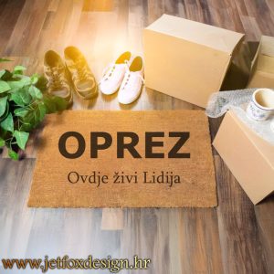 Otirač s upozorenjem i mogućnošću personalizacije imena, izrađen od kokosovih ili eko vlakana, idealan za ulaz