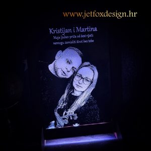 LED lampa s fotografijom na staklu, personalizirana za Valentinovo. Savršen poklon koji simbolizira ljubav i unosi romantičnu atmosferu u svaki prostor.