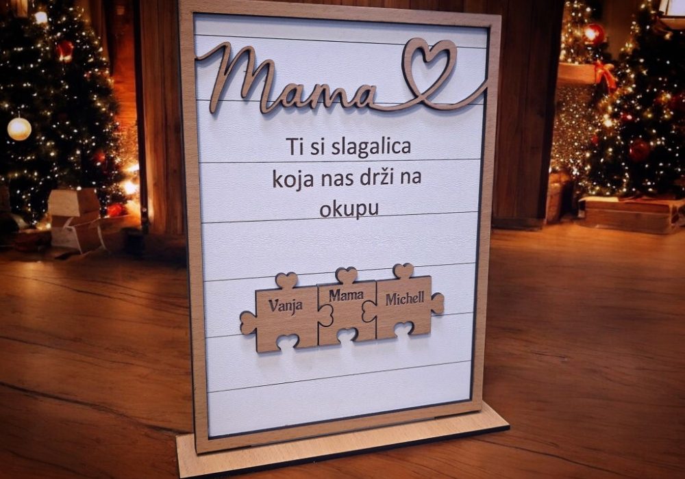 Personalizirana stolna dekoracija s natpisom "Mama, ti si puzla koja nam nedostaje" – unikatni poklon za majku pun ljubavi i emocija.