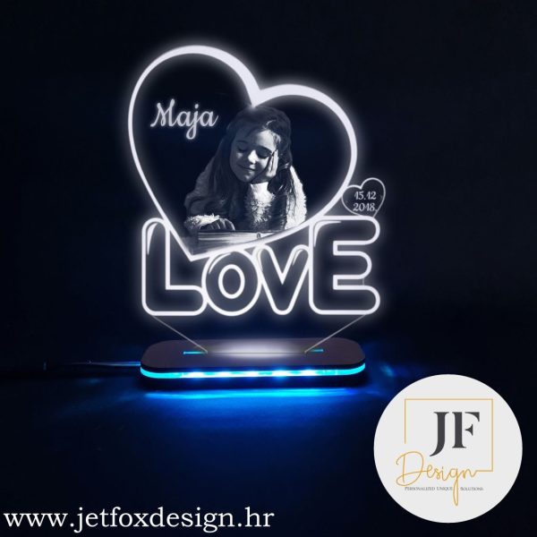 Personalizirana 3D lampa s velikim natpisom LOVE i fotografijom u srcu, idealan poklon za voljene osobe