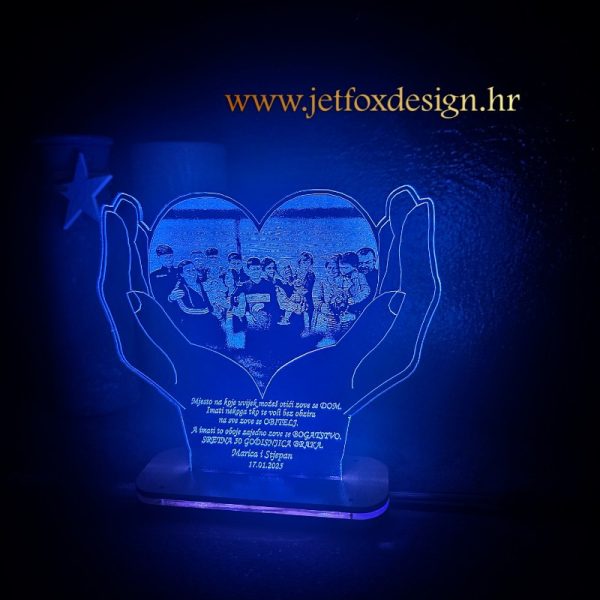 3D lampa s obiteljskom fotografijom, posebno dizajnirana za proslavu 50. godišnjice braka. Personalizirani poklon s emotivnim dodirom i modernim dizajnom.