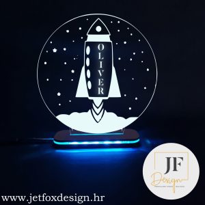 Personalizirana 3D lampa s motivom rakete i svemira, uz dodano ime djeteta. Idealan poklon za djecu i ljubitelje svemira koji unosi čaroliju u dječju sobu.