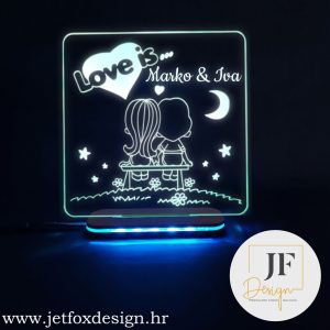 Personalizirana lampa s parom na klupici i imenom, savršen poklon za ljubavne proslave