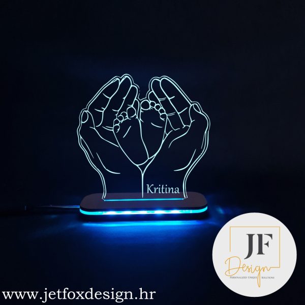 Personalizirana LED lampa s motivom obiteljskih ruku i imenom djeteta. Unikatni poklon koji simbolizira obiteljsku povezanost i ljubav.