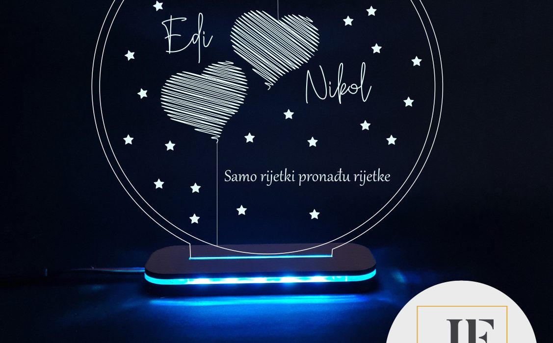 Unikatna personalizirana lampa, savršen poklon za zaljubljene parove. Lampa s motivom srca, imenima i posebnim tekstom donosi toplinu i emocije u svaki dom.