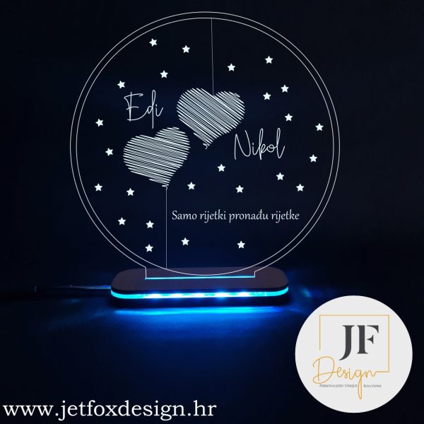 Unikatna personalizirana lampa, savršen poklon za zaljubljene parove. Lampa s motivom srca, imenima i posebnim tekstom donosi toplinu i emocije u svaki dom.