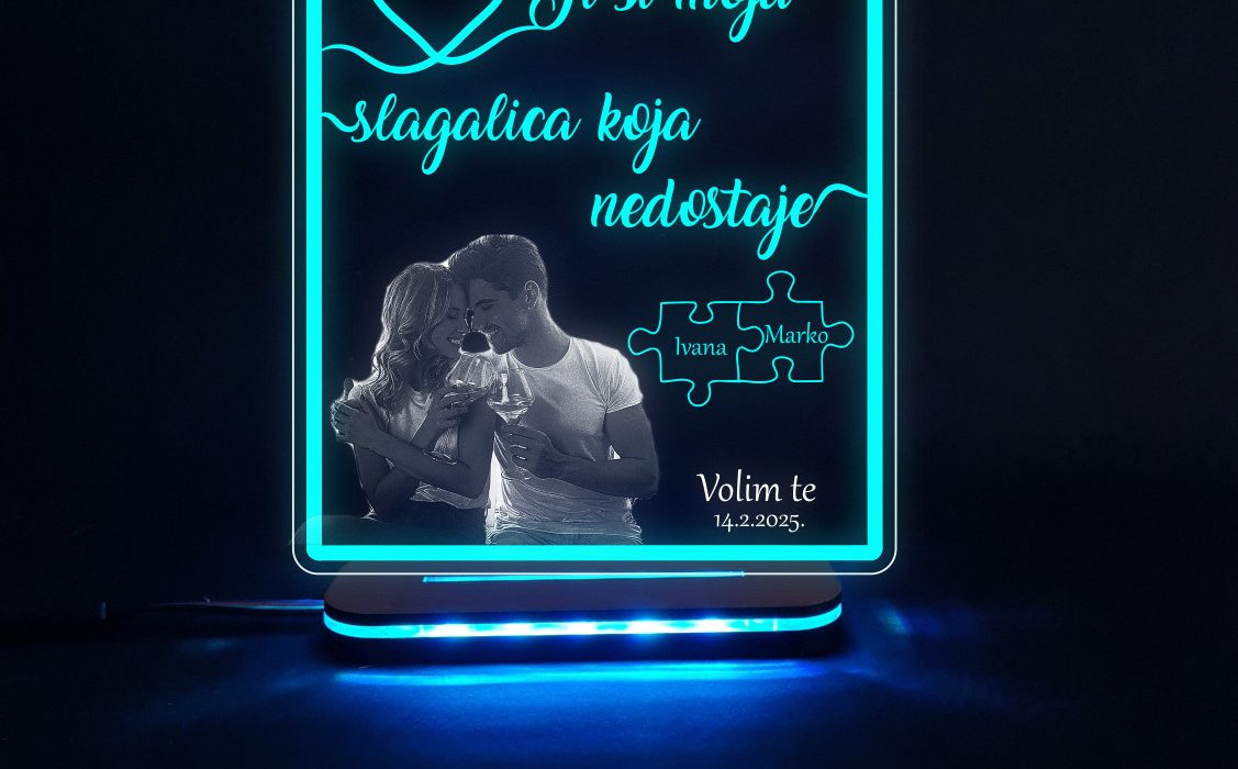 Personalizirana LED akrilna lampa s fotografijom, imenima i puzzle motivom s natpisom "Ti si moja slagalica koja nedostaje" – savršen poklon za zaljubljene.