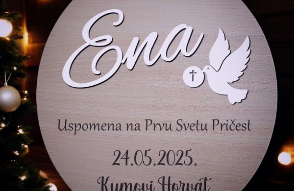 Personalizirana drvena dekoracija s imenom i posvetom kao uspomena na prvu pričest, savršen poklon za ovaj sveti sakrament.