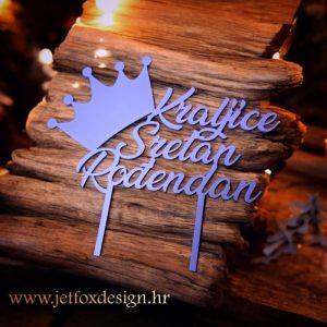 Personalizirani toper s natpisom "Kraljice, sretan rođendan!" i motivom krune, savršen ukras za tortu.